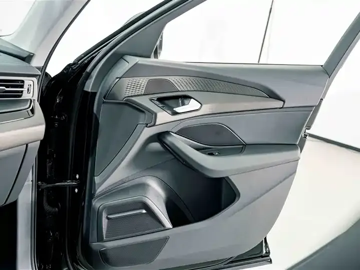 Audi Q6 2025 40 TFSI quattro Commemorative Edition Feather Forest Set 7 12