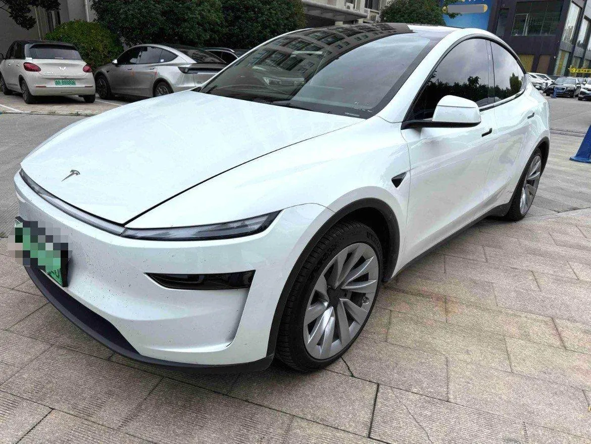 Tesla 2025 Model Y long endurance all-wheel drive version automatic transmission - View 1