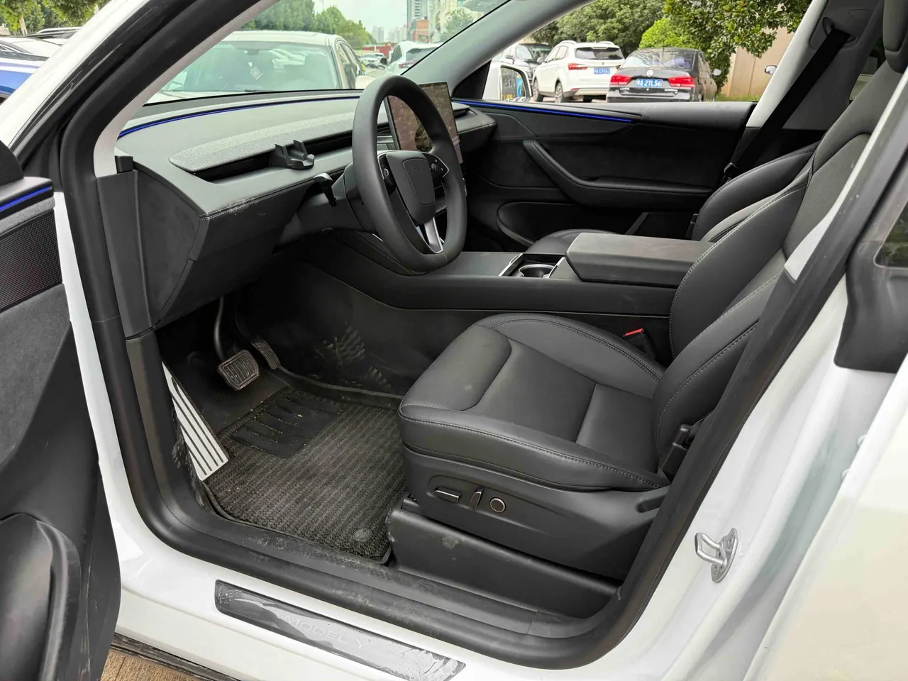 Tesla 2025 Model Y long endurance all-wheel drive version automatic transmission 2