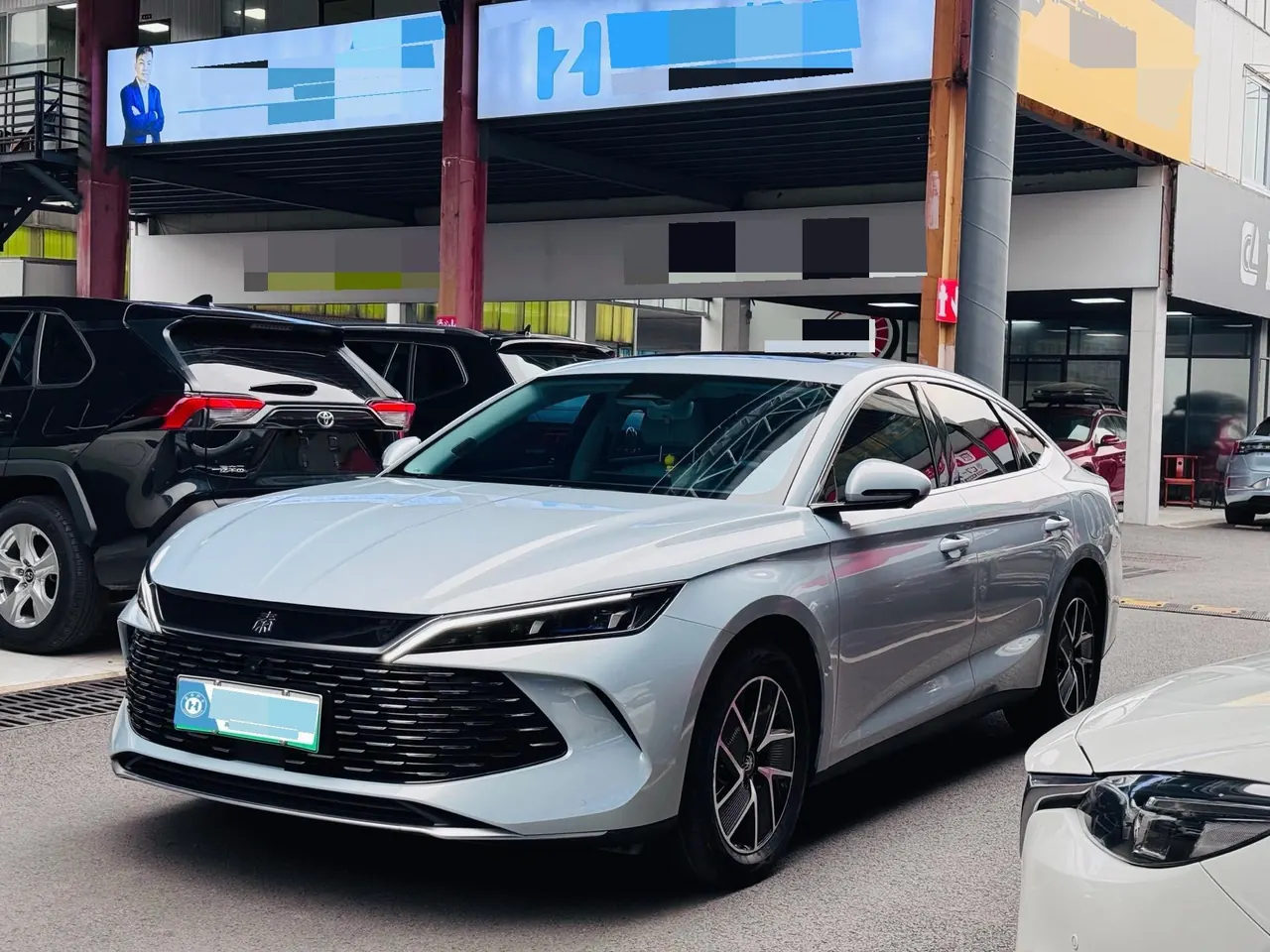 Открыть галерею: BYD 2024 Qin L DM-i 1.5 stepless 120KM Exceed automatic gear