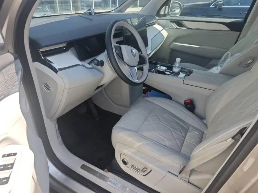 Volvo 2025 EM90 Ultra six-seat automatic gear 3