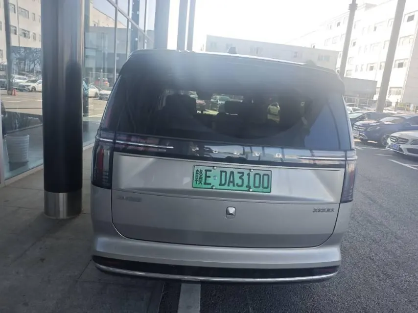 Volvo 2025 EM90 Ultra six-seat automatic gear 4