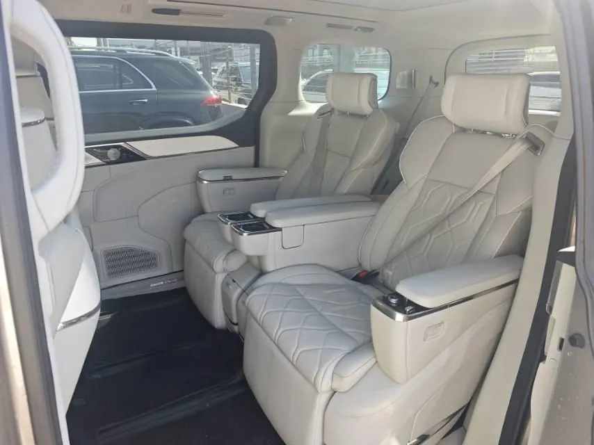 Volvo 2025 EM90 Ultra six-seat automatic gear 6