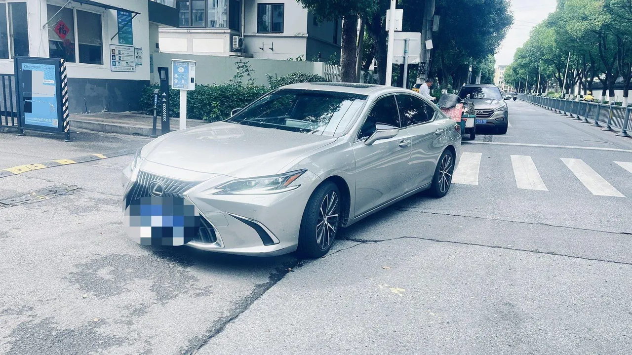 打开图片灯箱:Lexus ES (Imported) 2022 ES300h 2.5 Stepless Premium Edition Automatic Gear