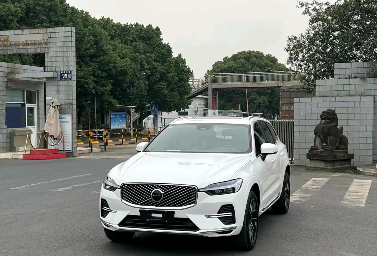 Volvo 2026 XC60 48V 2.0T B5 4WD Zhiya Deluxe Edition Automatic Gear - View 1