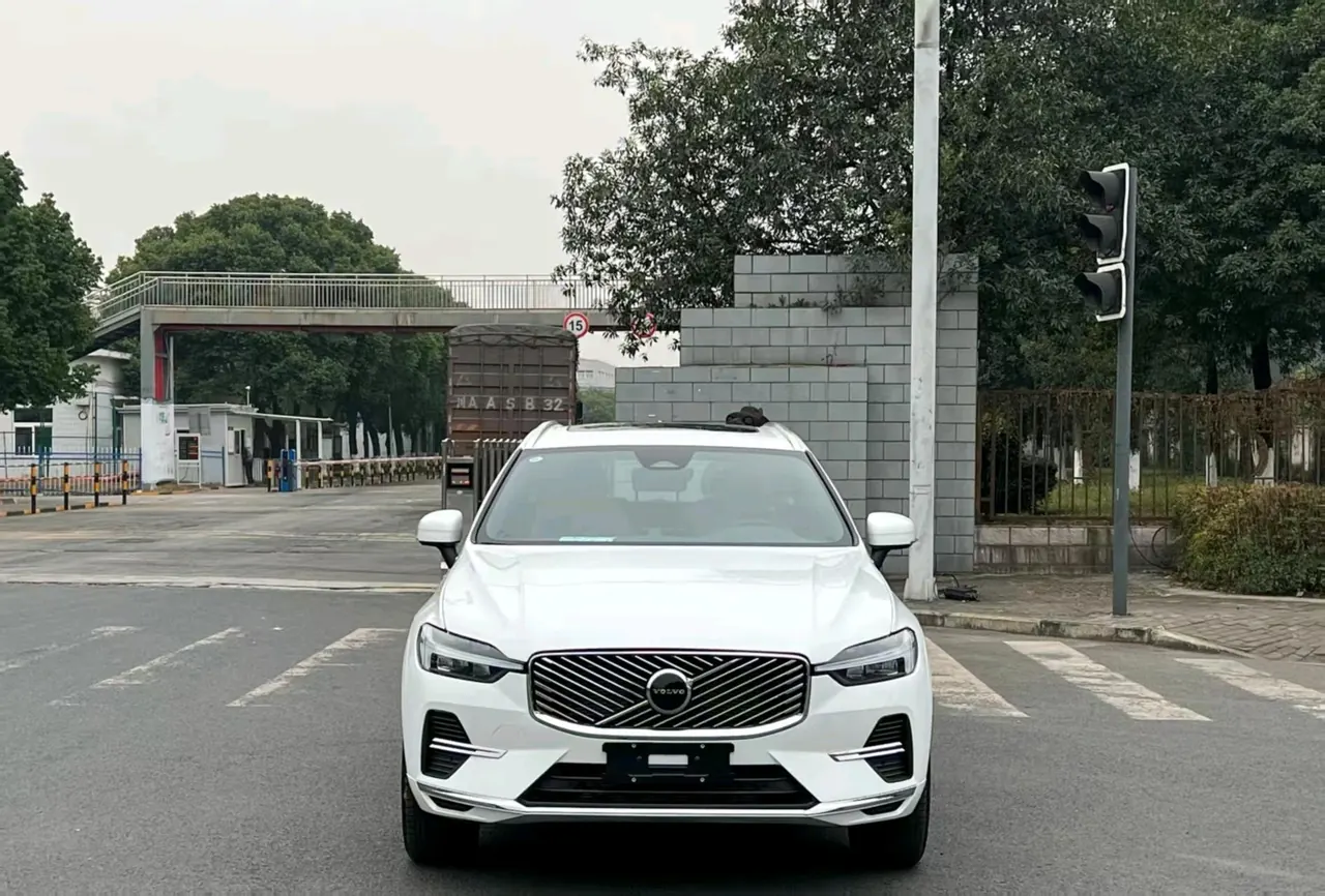 Volvo 2026 XC60 48V 2.0T B5 4WD Zhiya Deluxe Edition Automatic Gear 2