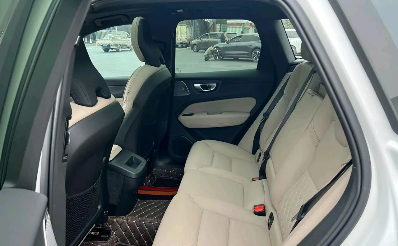 Volvo 2026 XC60 48V 2.0T B5 4WD Zhiya Deluxe Edition Automatic Gear 3