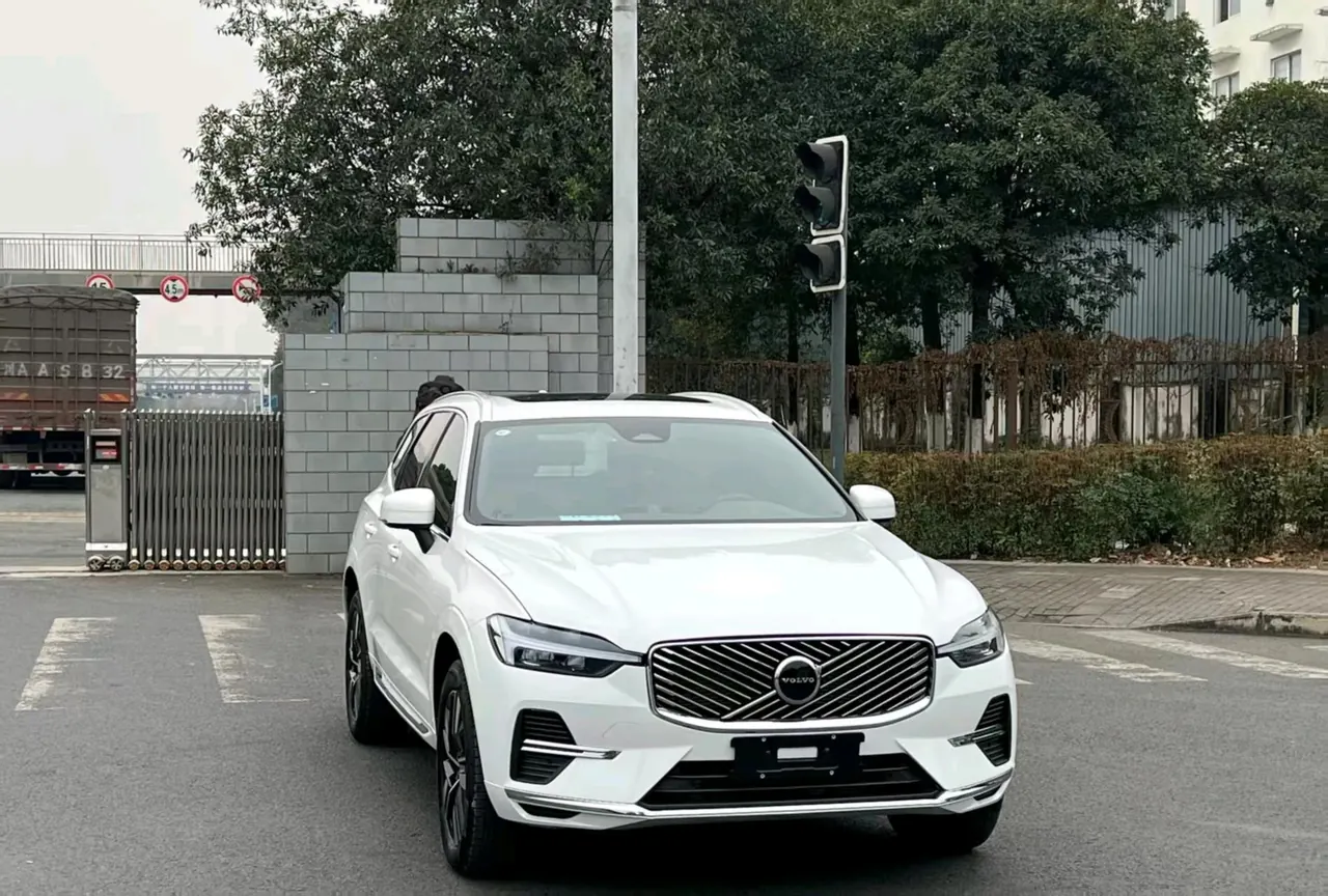 Volvo 2026 XC60 48V 2.0T B5 4WD Zhiya Deluxe Edition Automatic Gear 4