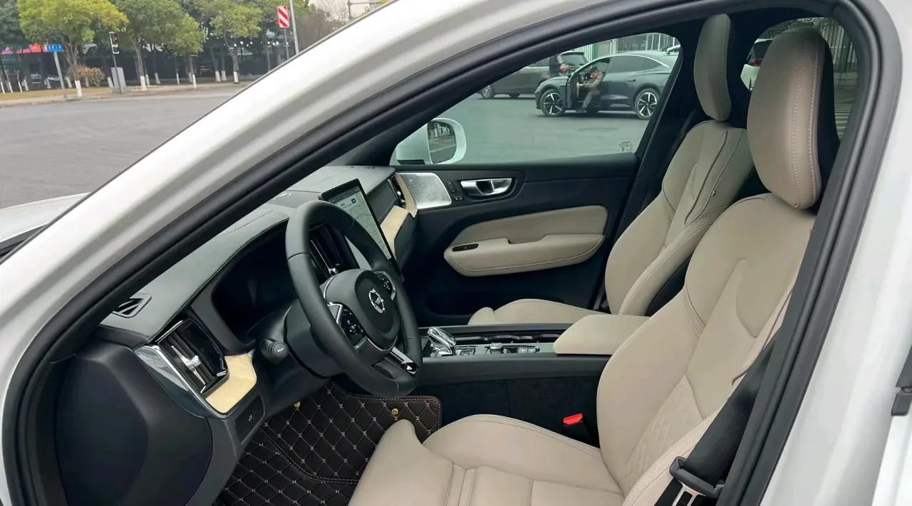 Volvo 2026 XC60 48V 2.0T B5 4WD Zhiya Deluxe Edition Automatic Gear 5