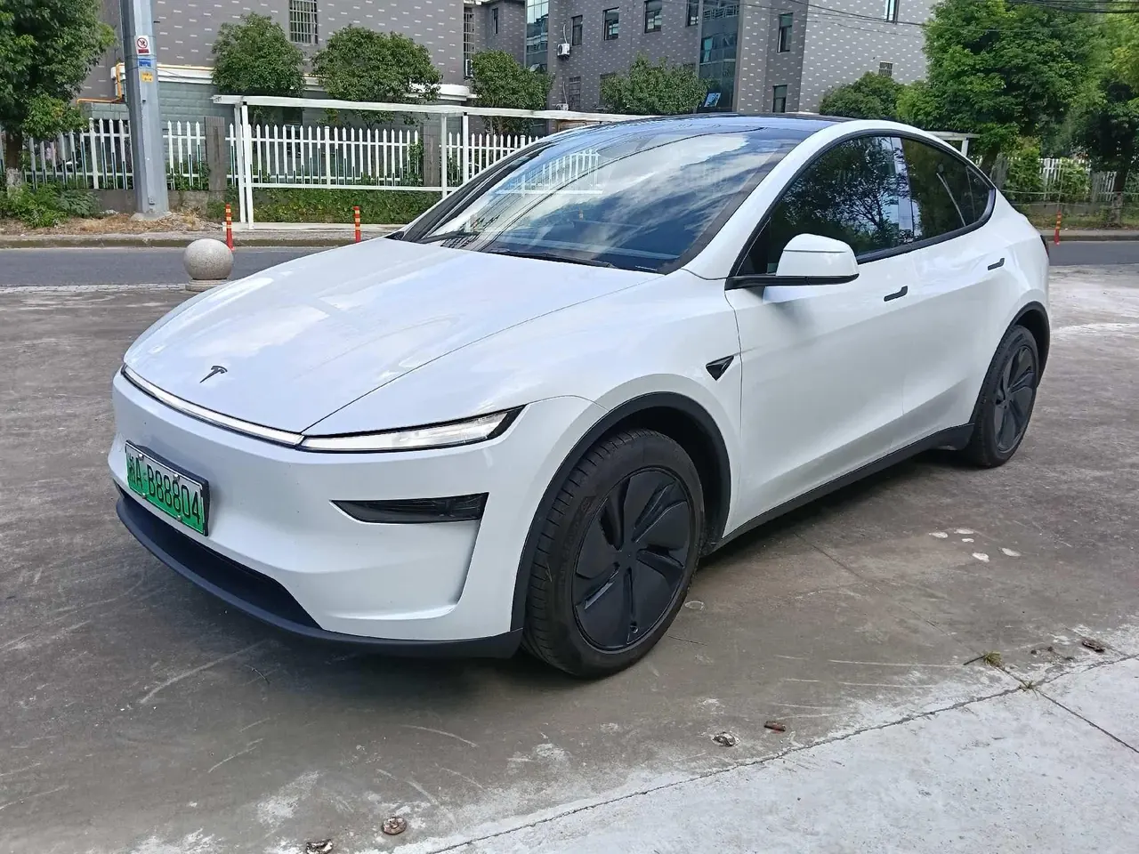 Tesla 2026 Model Y long endurance all-wheel drive version automatic transmission - View 1