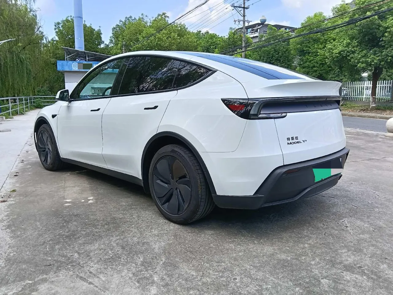 Tesla 2026 Model Y long endurance all-wheel drive version automatic transmission 3