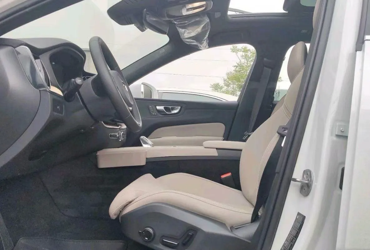 Volvo 2026 XC60 48V 2.0T B5 4-wheel drive Zhiyuan Deluxe Edition Automatic Gear 4