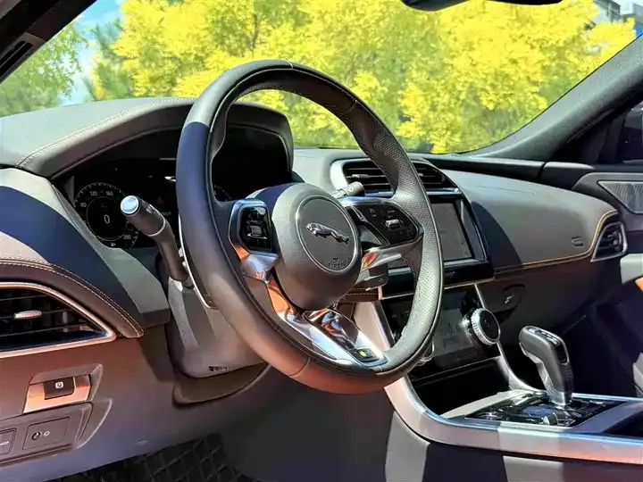 Jaguar XEL 2025 2.0T 250PS R-DYNAMIC 90th Anniversary Collection Edition 5