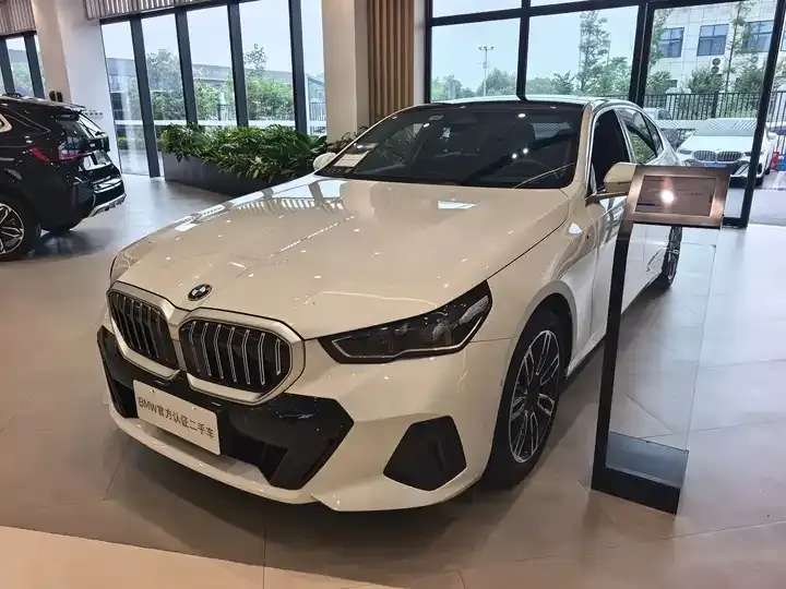BMW 5 Series 2024 530Li Leading M Sports Suit - View 1