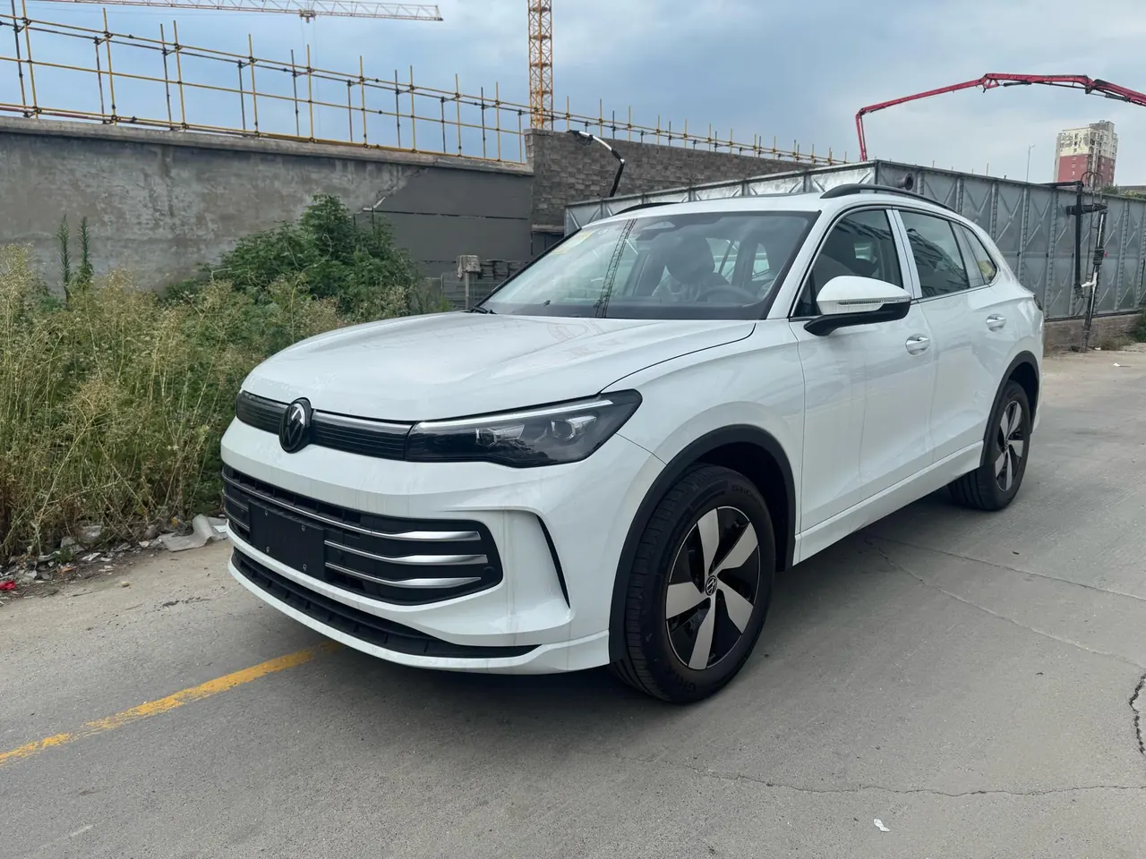 Volkswagen 2026 Tiguan L PRO 1.5TSI 300TSI Two-Drive Zhiyue Edition Automatic Gear - View 1