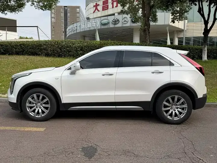 Cadillac XT4 2021 28T Two-Drive Leading Model 3