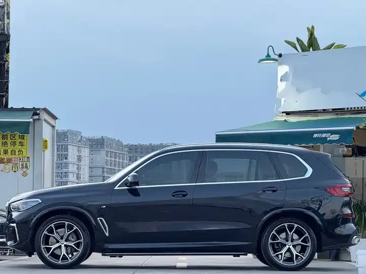 BMW X5 2022 model change xDrive 40Li M sports package 2