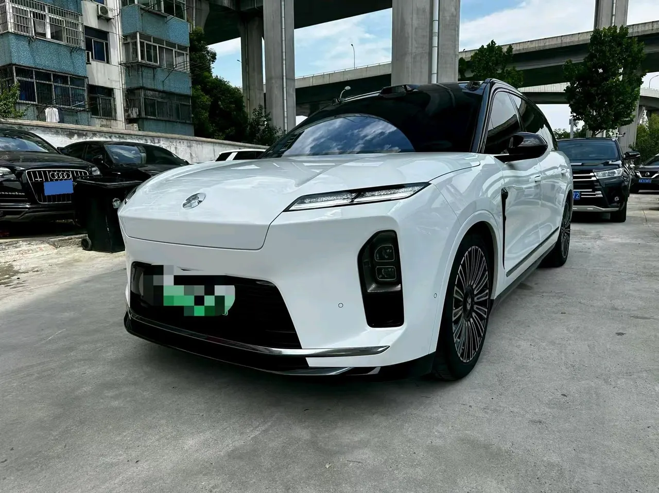 NIO 2026 ES8 6-seat executive deluxe automatic gear - View 1