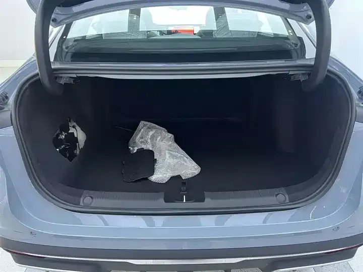 Galaxy L6 2025 EM-i 140km Discovery Edition 12