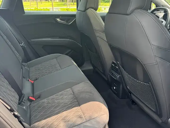 Audi Q4 e-tron 2023 50 e-tron quattro Edition 12