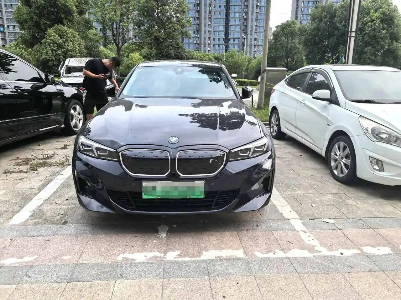 BMW 2024 i3 eDrive 40 L obsidian night suit automatic gear 2