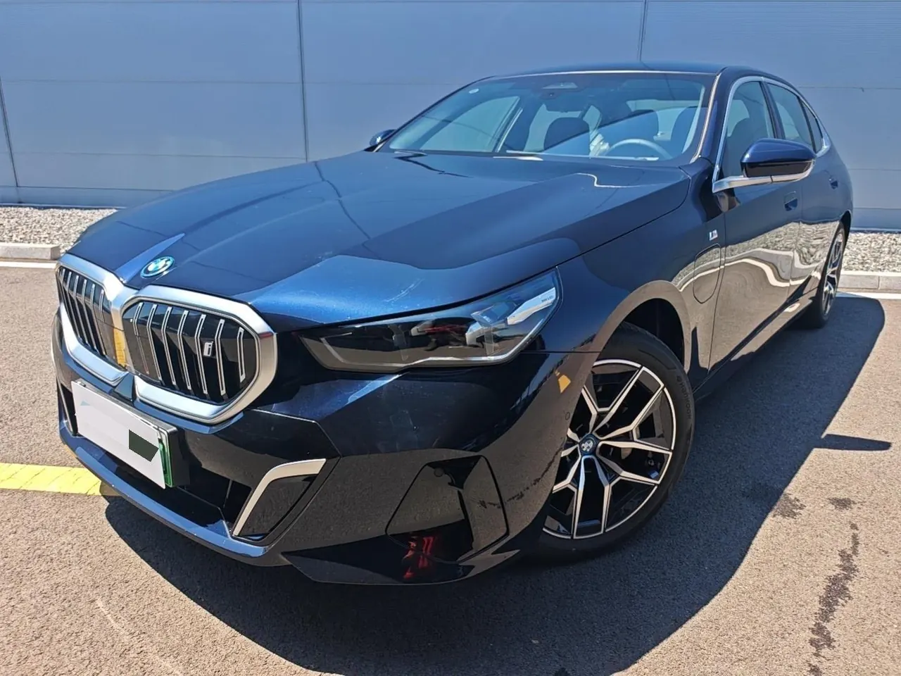 BMW 2025 i5 eDrive 35L M sports suit automatic gear - View 1