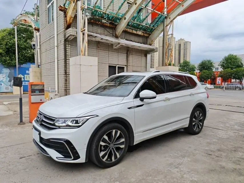 Volkswagen 2023 Tiguan L R-Line 2.0TSI 330TSI Two-Drive R-Line Overdrive Automatic Gear - View 1