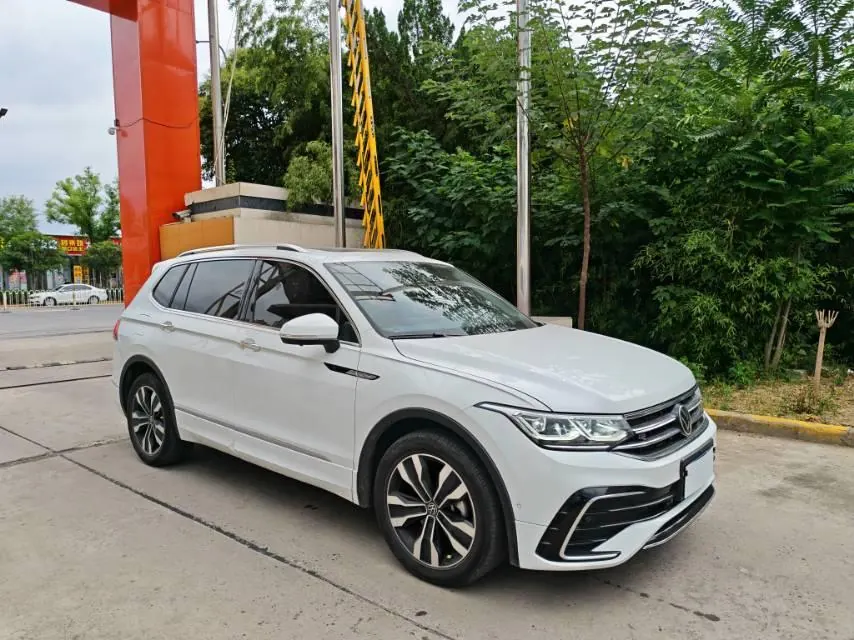 Volkswagen 2023 Tiguan L R-Line 2.0TSI 330TSI Two-Drive R-Line Overdrive Automatic Gear 3