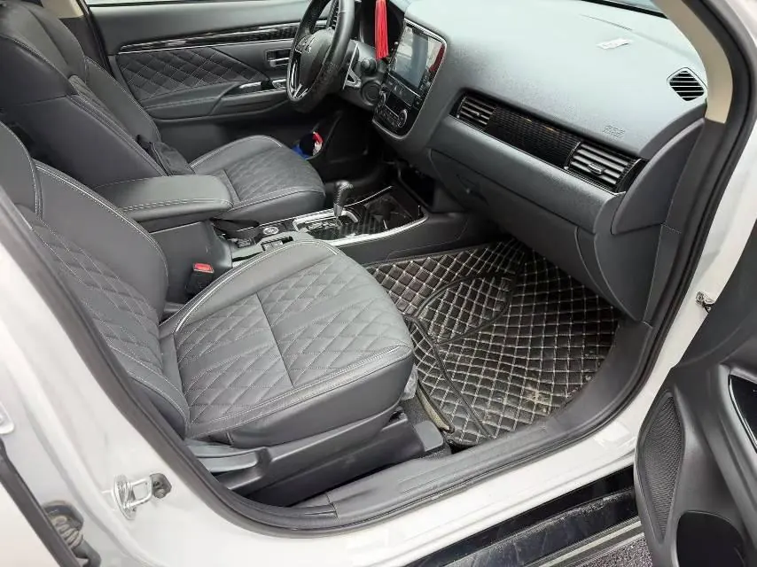 Mitsubishi 2021 Outlander 2.4 stepless four-wheel drive obsidian version 5-seat automatic gear 7