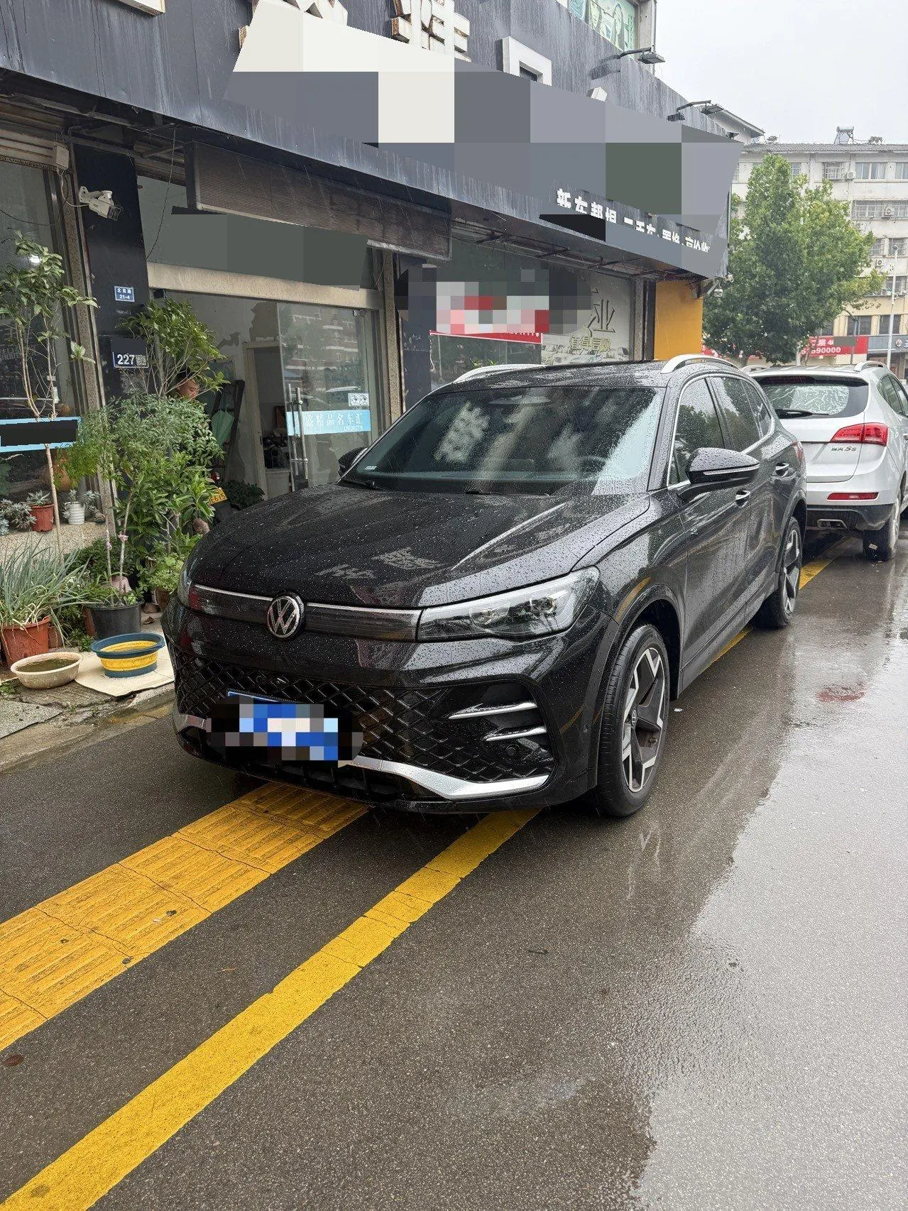 Volkswagen 2024 Tiguan L PRO 2.0TSI 330TSI Two-Drive R-Line Smart Collar Edition Automatic Gear - View 1