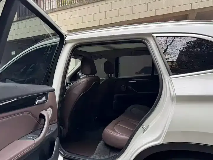 BMW X1 2022 sDrive20Li exclusive type 4