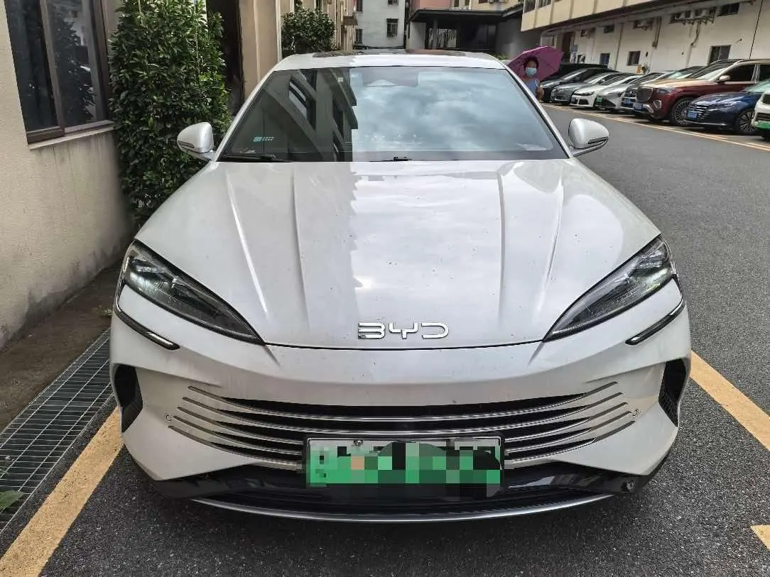 BYD 2024 Seal DM-i 1.5 Stepless Glory 121km Luxury Automatic 2