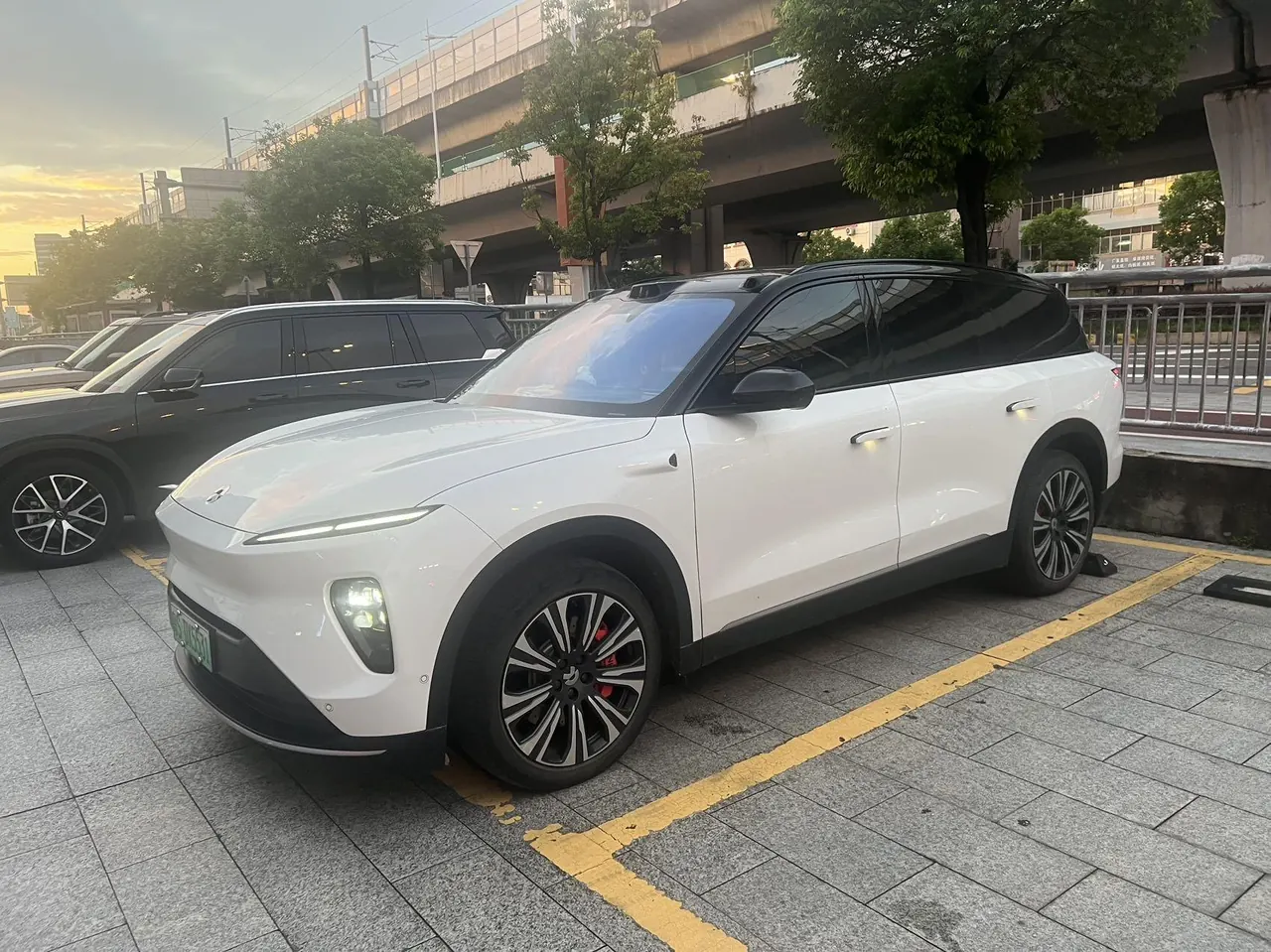 Open image lightbox: NIO 2023 ES8 75kWh Executive Edition Automatic Gear