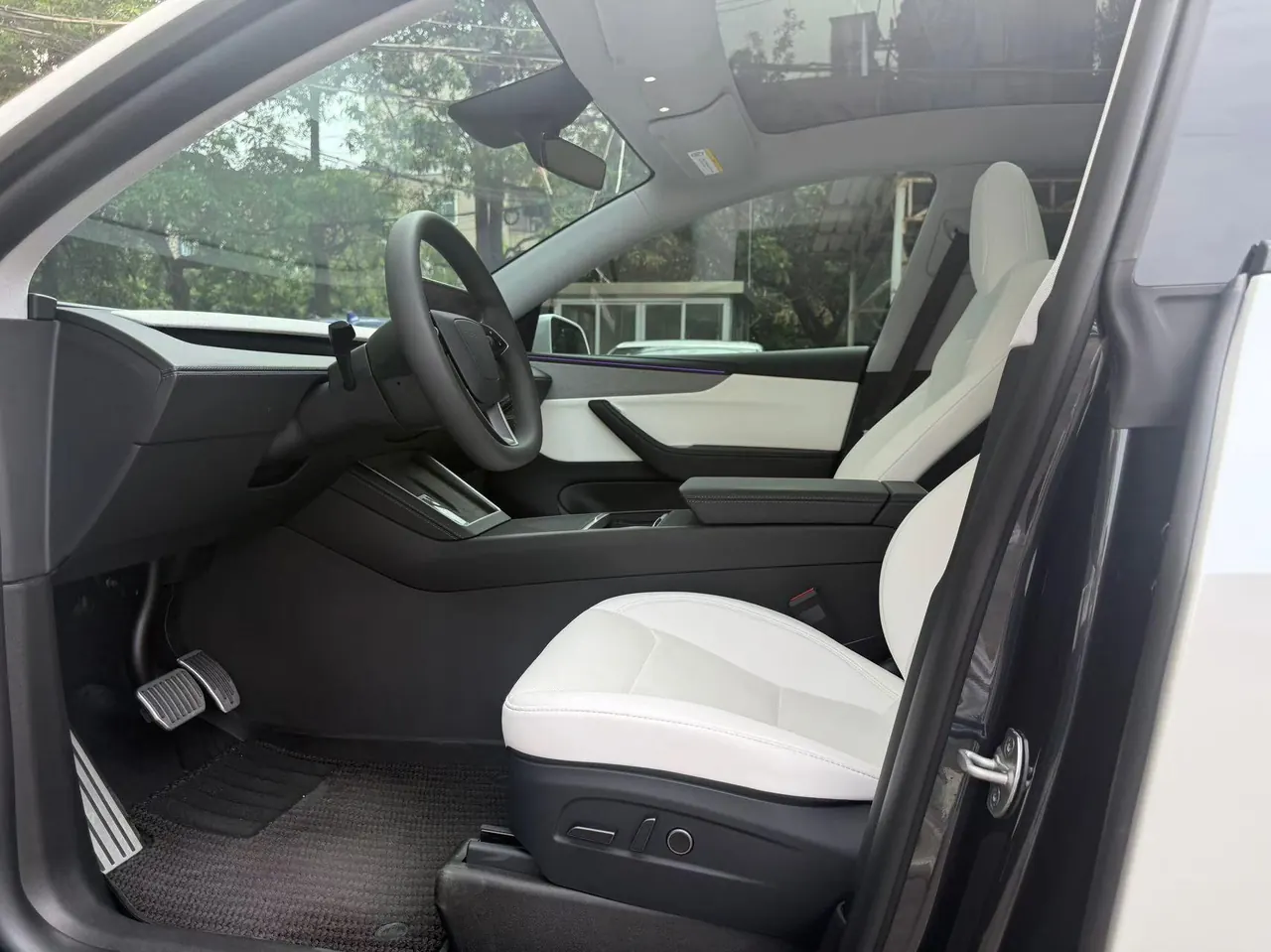 Tesla 2025 Model Y Rear Wheel Drive First Edition Automatic Transmission 3