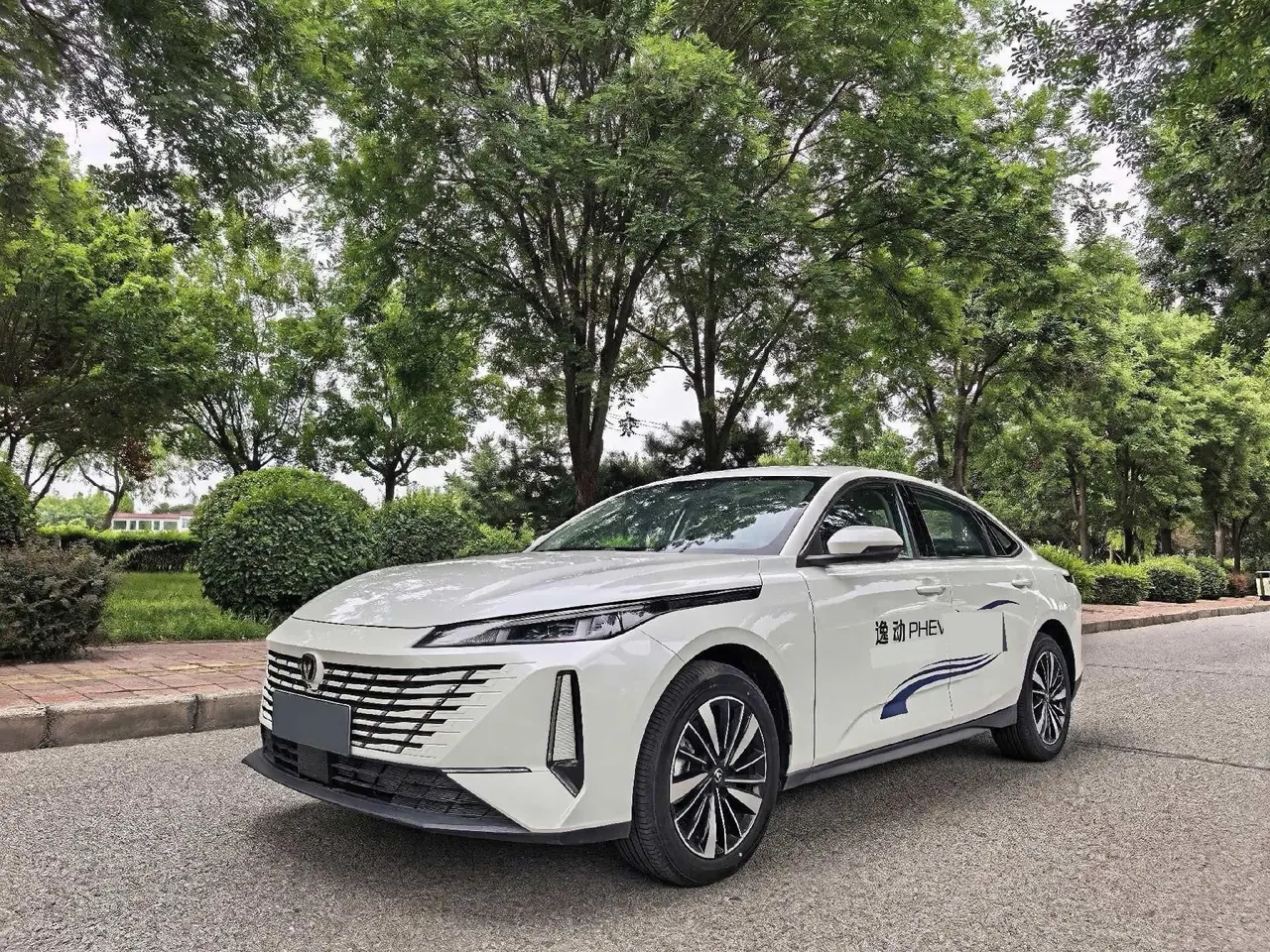 打开图片灯箱:ChangAn Yidong New Energy 2025 Yidong PHEV 1.5 Stepless Smart New Blue Whale 145KM Battleship Edition Automatic Gear