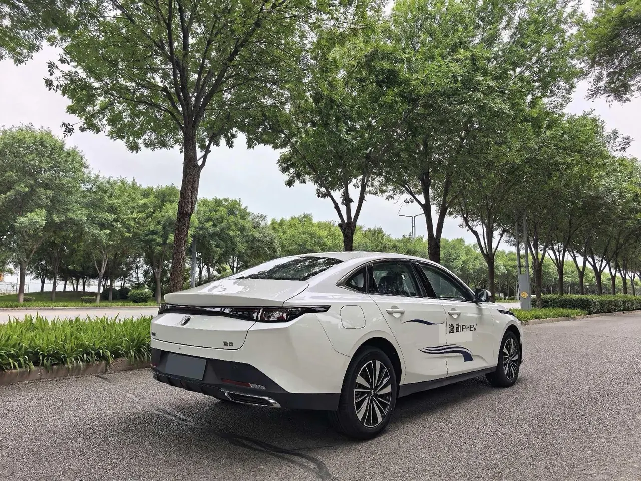 ChangAn Yidong New Energy 2025 Yidong PHEV 1.5 Stepless Smart New Blue Whale 145KM Battleship Edition Automatic Gear 2
