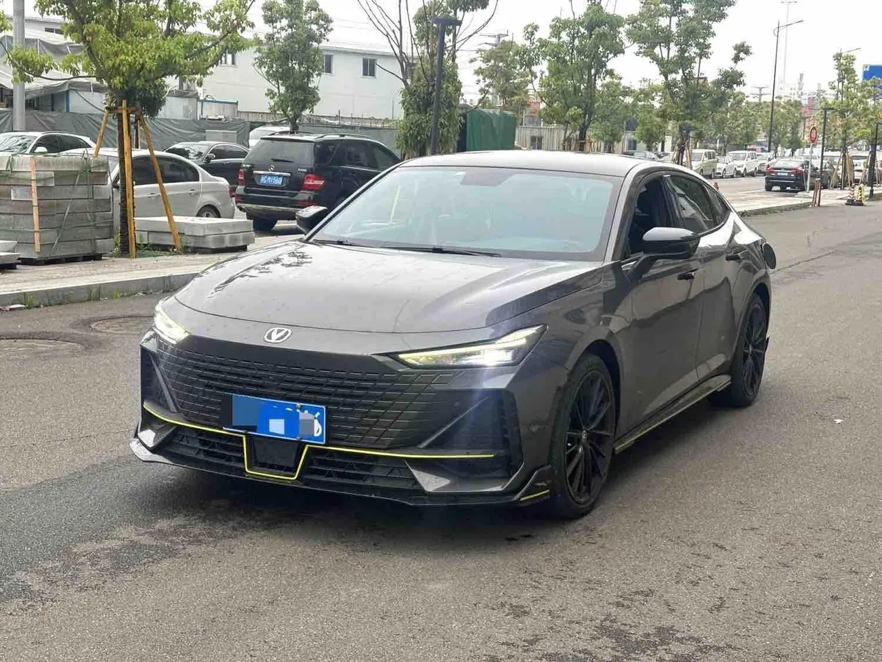 ChangAn 2023 UNI-V 1.5T honorable automatic gear - View 1