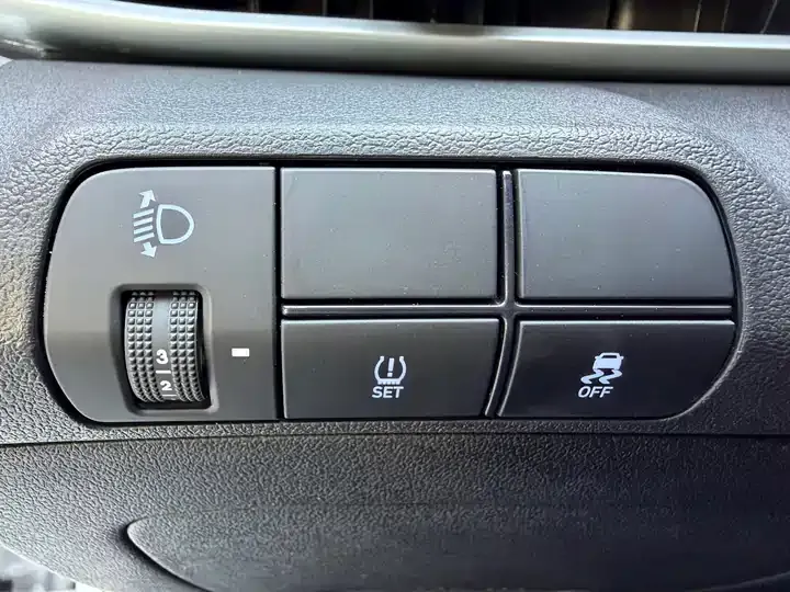 Elantra 2023 1.5L CVT LUX Premium Edition 10