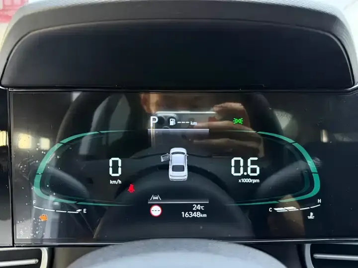 Elantra 2023 1.5L CVT LUX Premium Edition 11