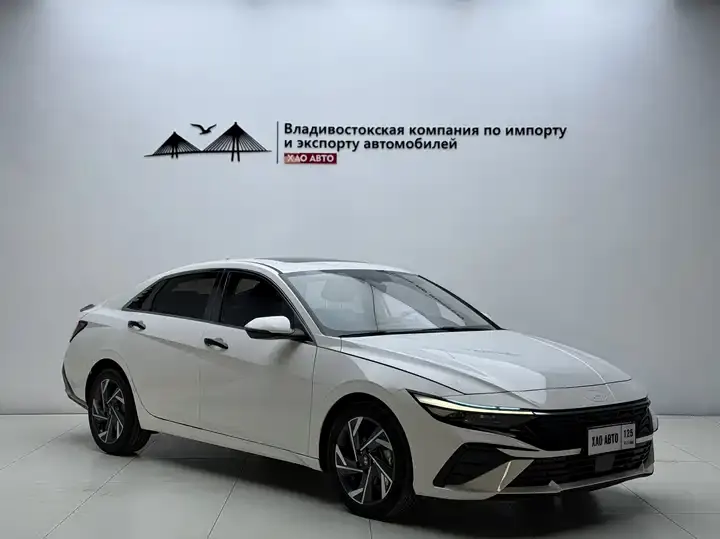 Elantra 2023 1.5L CVT LUX Premium Edition 3