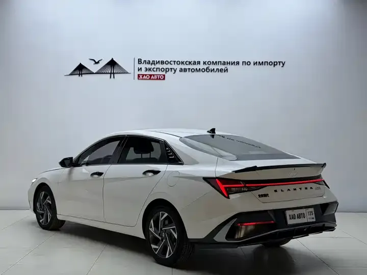 Elantra 2023 1.5L CVT LUX Premium Edition 4