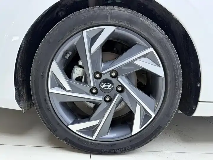 Elantra 2023 1.5L CVT LUX Premium Edition 8