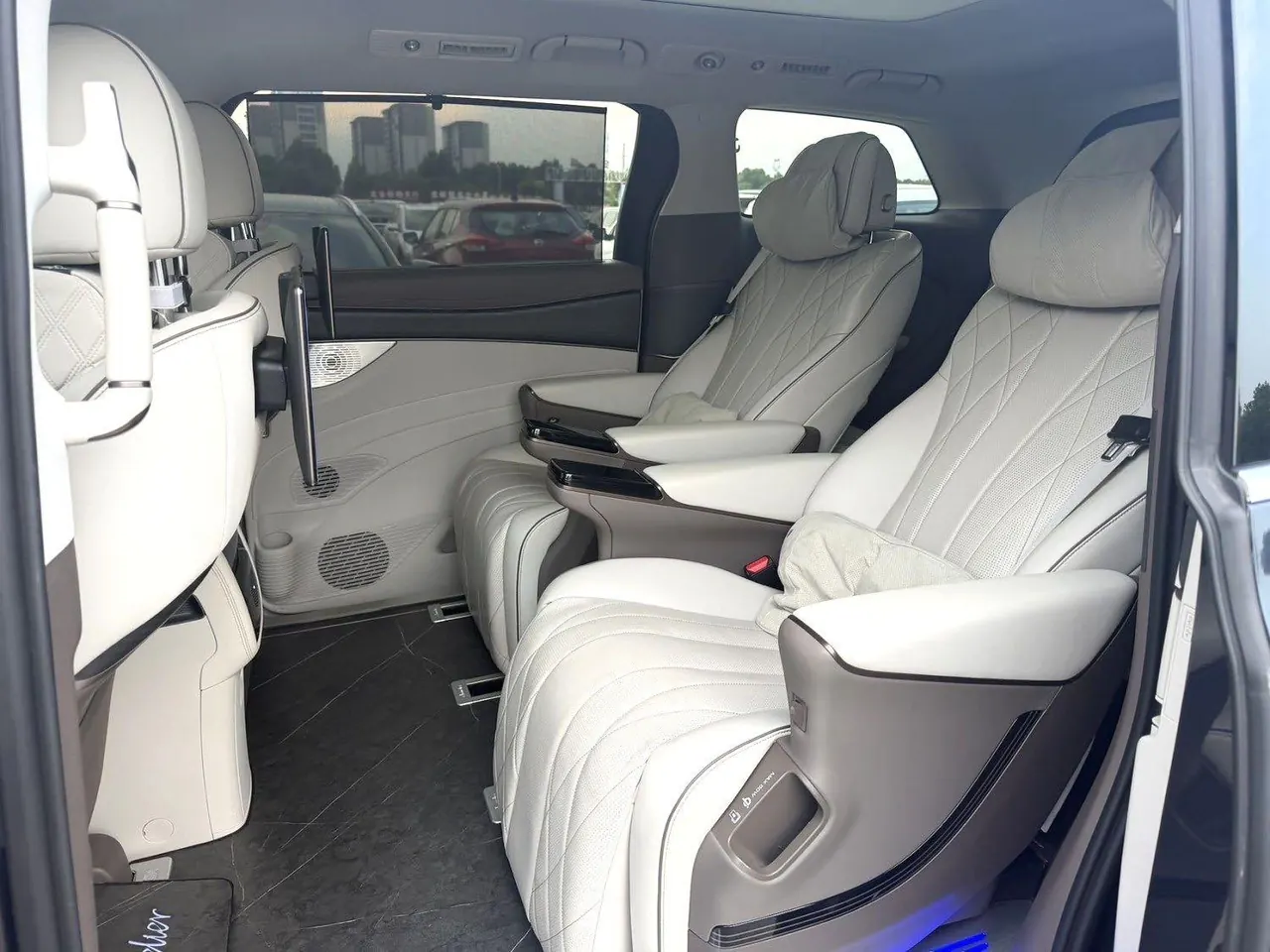 Denza 2022 Denza D9 DM-i 1.5T Stepless 970 Four-wheel Drive Honorable Automatic Gear 6