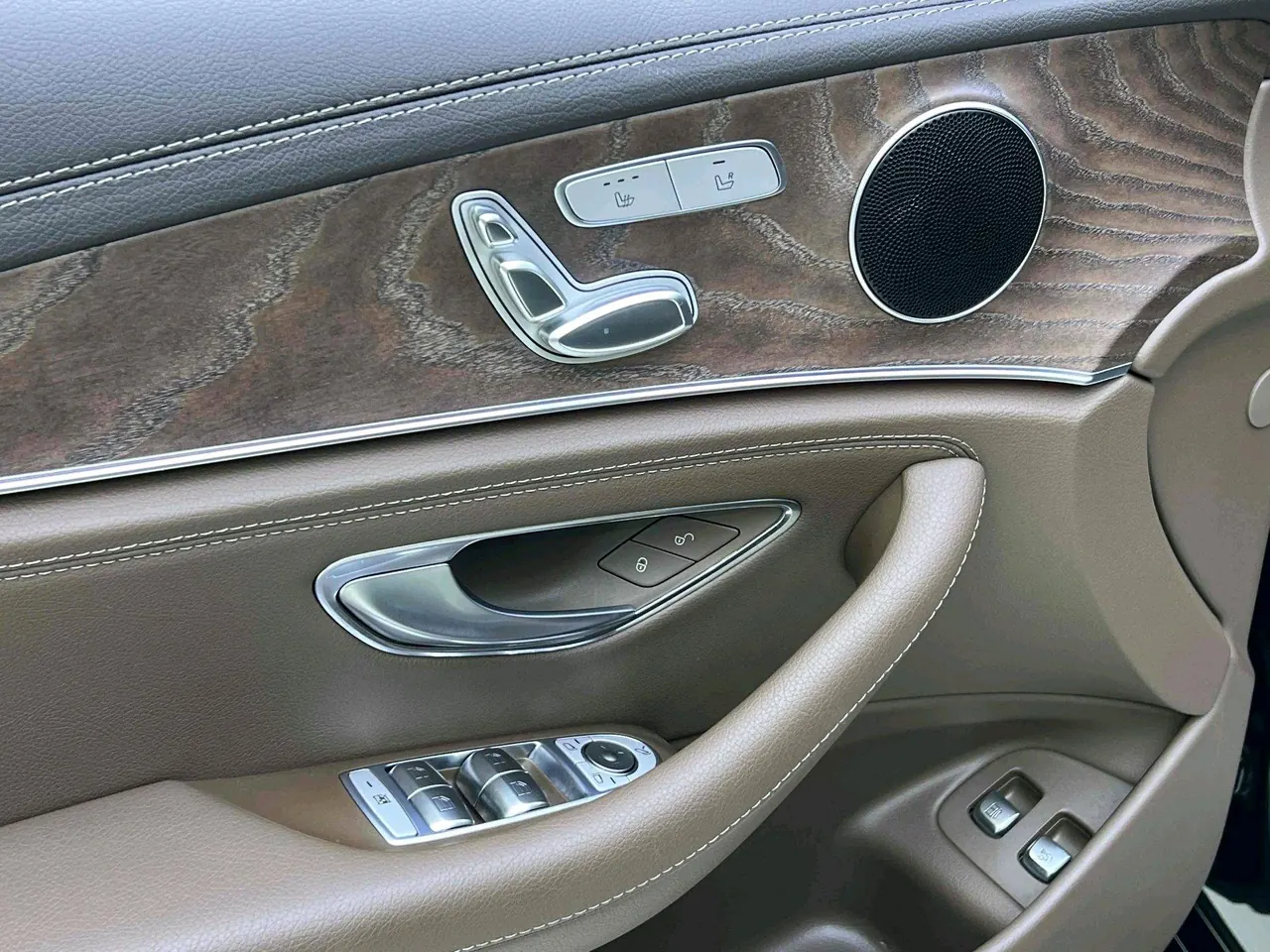 Mercedes Benz E-Class New Energy 2022 E 350 e L 2.0T (Change 3) Automatic Gear 4