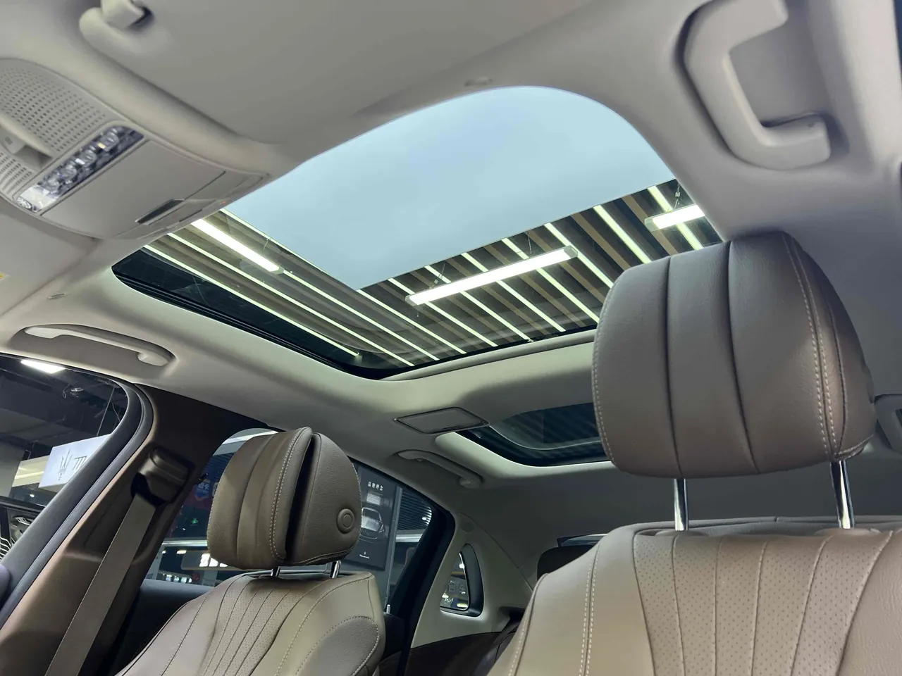 Mercedes Benz E-Class New Energy 2022 E 350 e L 2.0T (Change 3) Automatic Gear 5