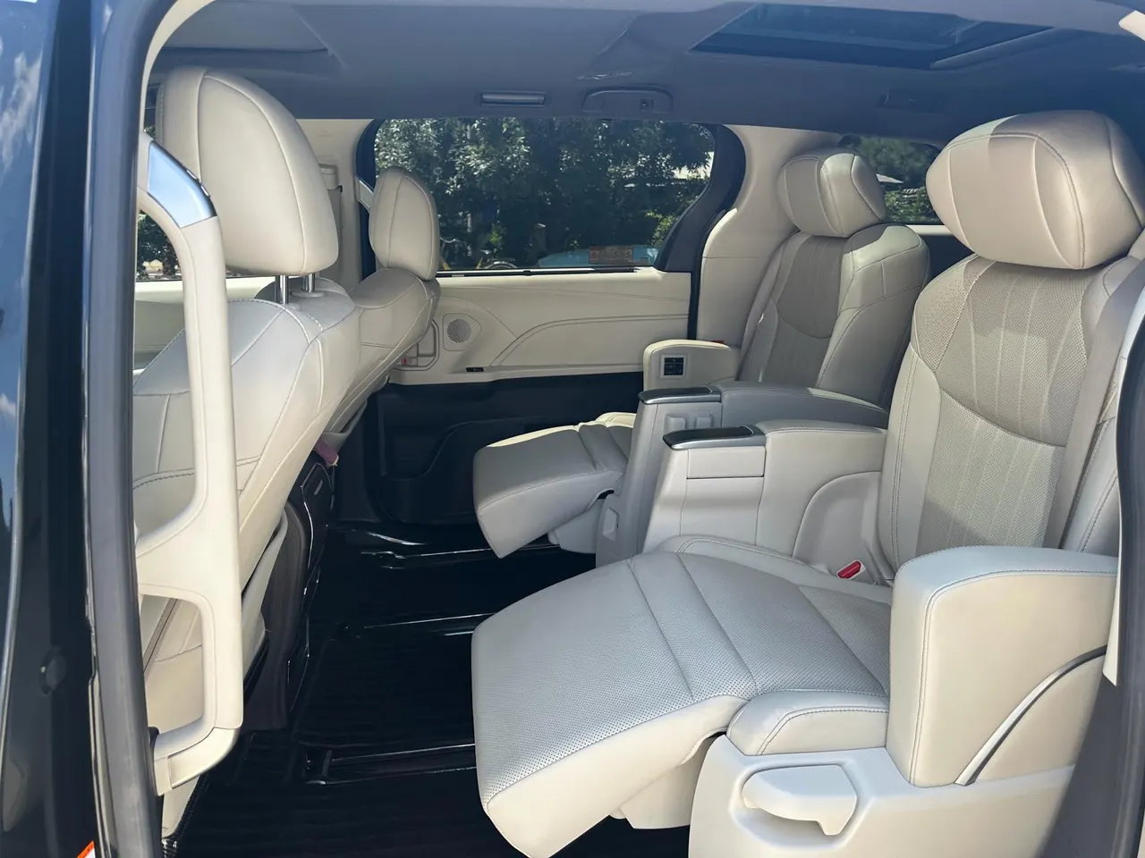 Toyota 2024 Grevia HYBRID 2.5 Stepless Zunjue ULTRA Edition Automatic Gear 4