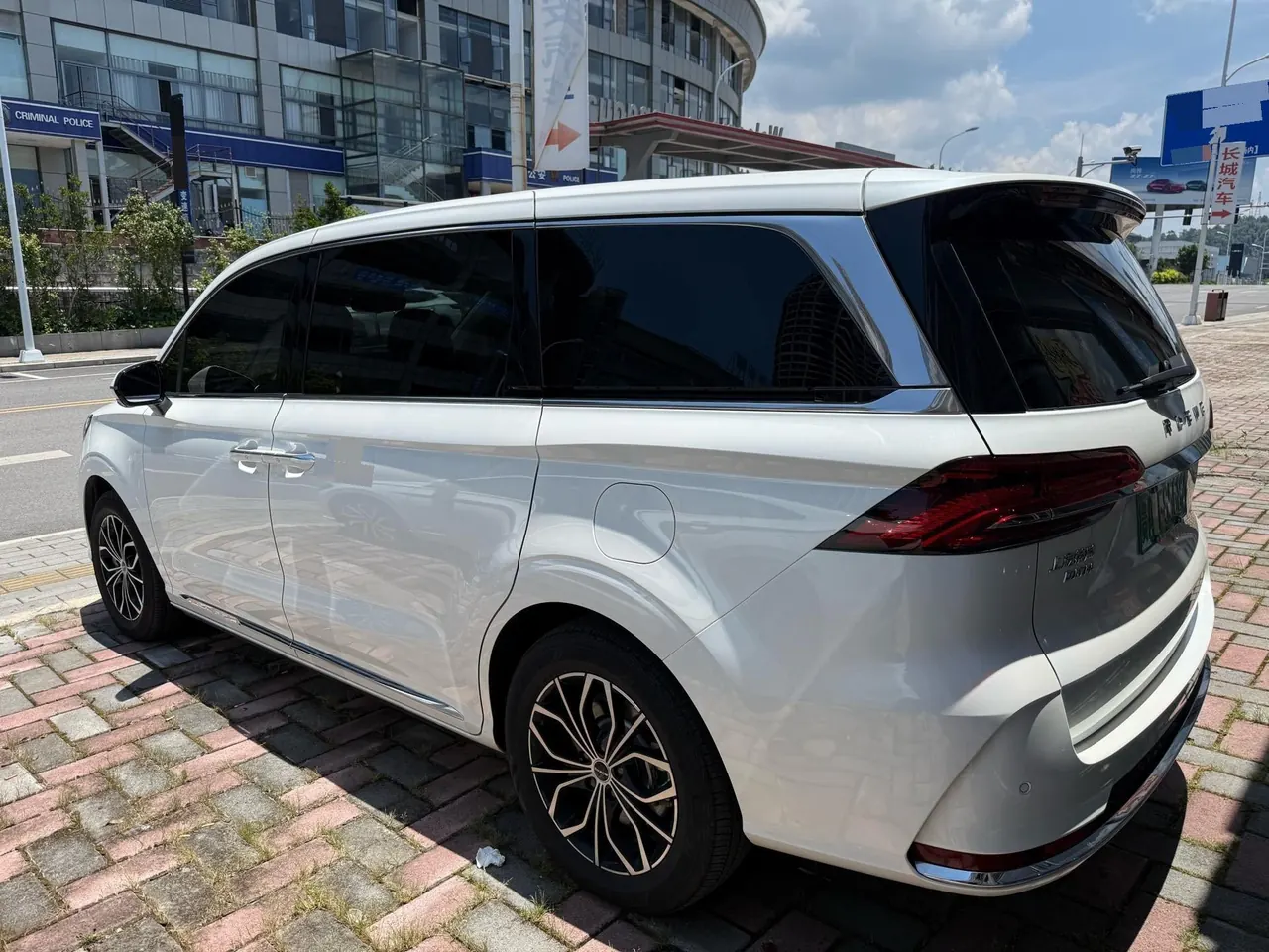 Roewe 2025 iMAX8 DMH 1.5T Lu Zun Luxury Edition Automatic Gear 4