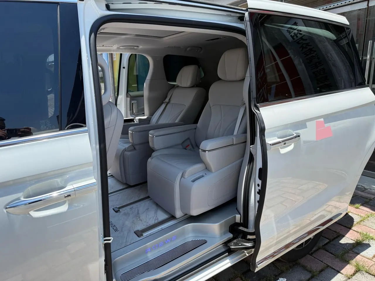 Roewe 2025 iMAX8 DMH 1.5T Lu Zun Luxury Edition Automatic Gear 6