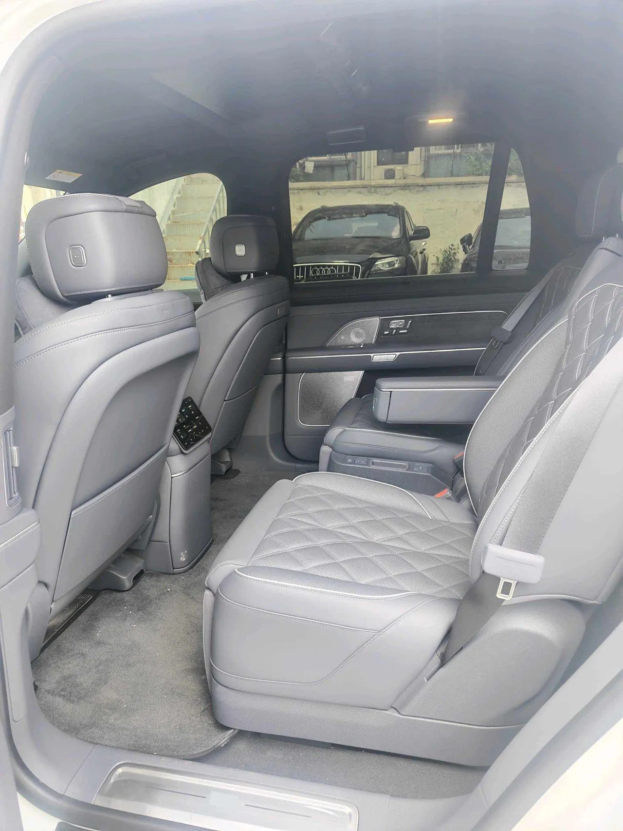 NIO 2026 ES8 6-seat executive deluxe automatic gear 3
