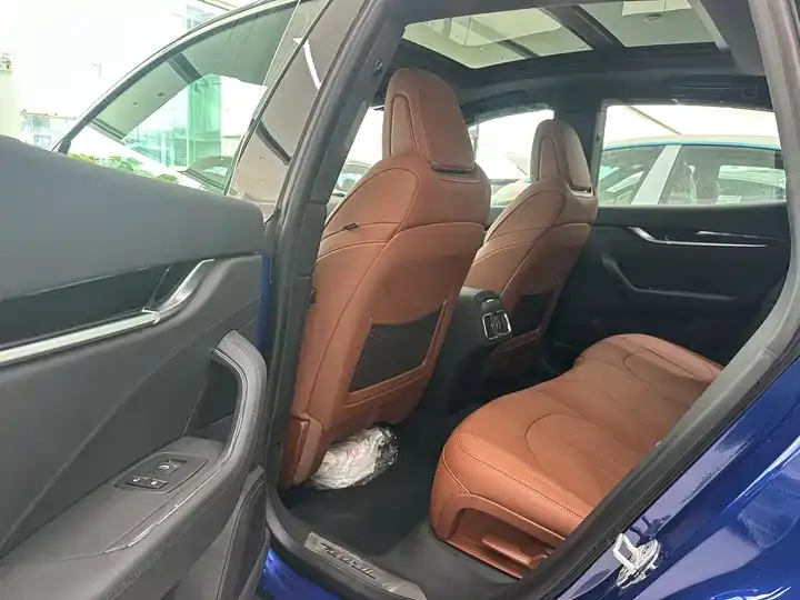 Levante 2023 2.0T GT 8